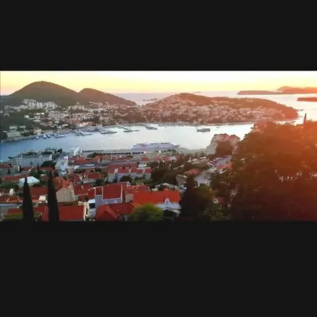 Sea View From The Hill Apartment *