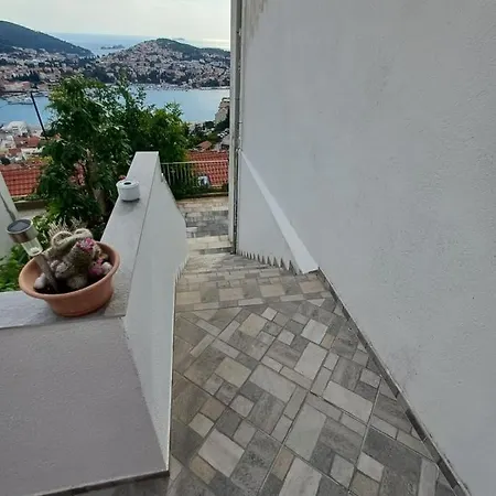 Sea View From The Hill Apartment *